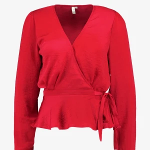 Nly Trend Blus - Satinblus från Nelly med omlott. Använd endast 2 gånger (nytvättad därför är den skrynklig). Nypris var 300