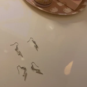 Silver smycken, blixtrar⚡️ - Aldrig använda smycken! Örhängen 30kr styck, samt halsbandet 40kr! 