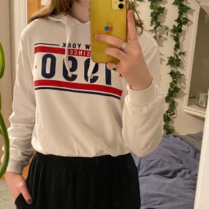 Hoodie med tryck - Denna hoodie är i bra skick och är köpt på H&M. Super fin med tryck fram i röd och blå! 