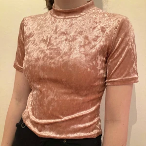 Topp i rosa sammet, storlek M - Fin topp i rosa sammet, är lite mer rosa än den ser ut på bilden. Använd ett fåtal gånger, fint skick. Passar även en S. 