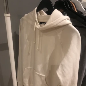 Vit hoodie från bik bok - Köptes här på plick men har endast använt den en gång då jag köpte en annan som passade bättre💕 tjockt material och sitter oversised på, jättesnygg modell😝