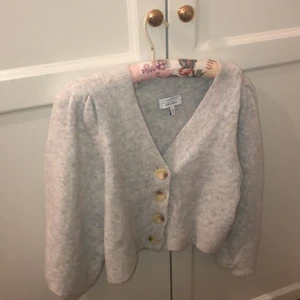 Stickad grå kofta - Från other stories. Storlek small men passar också Medium och Xs. Använd cirka 5 gånger. 