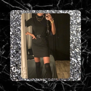 Klänning  - En snygg svart klänning (hål för bälte) med hög krage! Storlek 38 , frakt kostnad 79kr 