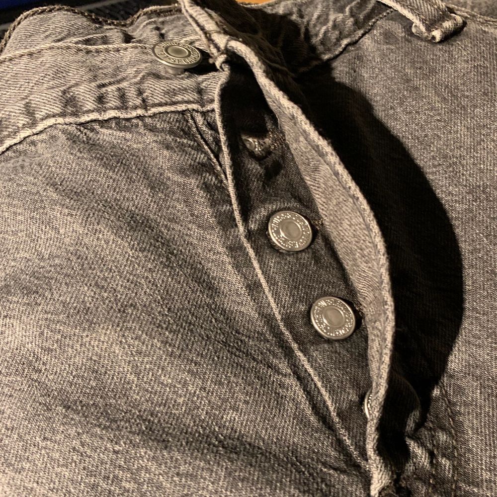Good-very good condition, I’m selling because it’s a bit too big for me now. No zipper but buttons as shown in photo. I bought the jeans in an outlet centre, missing size. I usually wear 30-32inch. Estimated size: 34 waist size, 32-34 length (I’m 1.83m).. Jeans & Byxor.