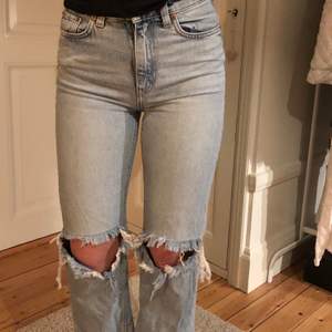Blåa croppade jeans med hål på knäna, dem är i en äldre modell från weekday!