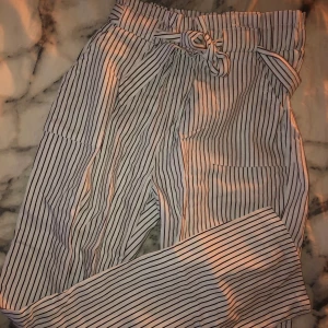 Kostymbyxor - Helt nya oanvända. Står ingen storlek men passar en m. 