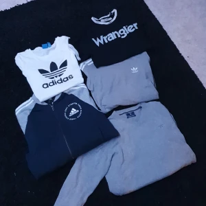 Adidas, wrangler, gant - Collegetröja, hoodie med dragkedja, T-shirt, paketpris 300kr, styckepris, kom med bud annars, storlekar mellan xs/s