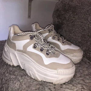 Dadshoes Bershka - Köpte dessa i Grekland från Bershka i strl 38. Använda 2-3 gånger. Säljer pga att jag aldrig använder dom. 
