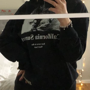 Svart hoodie  - Väldigt fin hoodie från pull and bear, skönt material och perfekt tjock, 100kr + frakt 💕