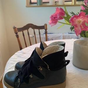 Ganni boots, strl 38, svarta - Ett par GANNI boots i storlek 38, använda ett fåtal gånger. I bra skick men lite repor på sidorna. Skicka meddelande om ni vill ha fler bilder ☺️