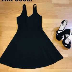 Klänning och skor  - Väldigt bekväma klackar tillsammans med en snygg svart klänning. Bästa matchen för en date night eller ett glas bubbel med tjejerna 🌹🥂 storlek 39 på klackar och S på klänningen 