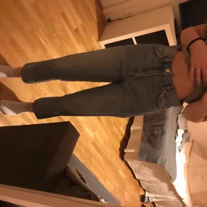 Mom jeans - Mom jeans från monki. Använda 2 gånger dåd e är för stora och inte min stil. 100kr+frakt. Köparen står för frakten, kan mötas upp i Stockholm.