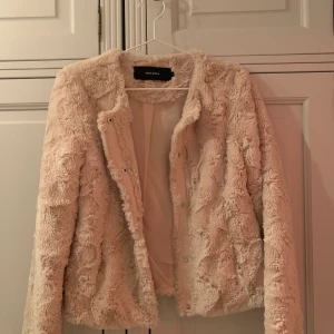 Jacka  - En lurvig och jätteskön jacka i beige/smutsrosa från Vero Moda. Jackan är i mycket bra skick och passar perfekt till våren! Frakt tillkommer🚚