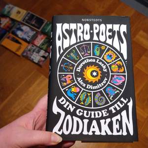 Astro Poets - Din guide till Zodiaken. Oläst. Inköpspris: medlemspris i bokklubb 199:-.
