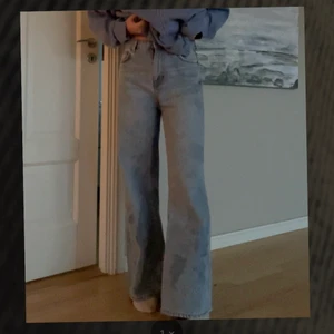 Weekday Ace San Fran Blue wideleg - Supersköna jeans utan större slitningar. De var från början en mörkare blå men blekte de en gång vilket resulterade i en lite ojämn ljusare blå färg. 