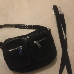 Nunoo väska  - Riktigt bra skick. Ser helt ny ut!! Inga fel på den!!