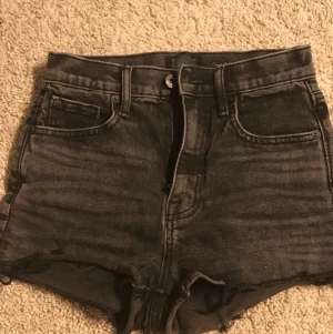 Shorts - Svin snygga, dem är passade mig inte riktigt men dem sitter bra har hög midja