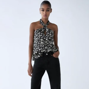 Zara topp - Säljer min jätte fina topp från zara. Den är i storlek xs och säljs pågrund av att den blev för liten för mig.💞💞Den är helt oanvänd, lapparna sitter på. Köpare står för frakt💞Budet ligger på 250kr💞