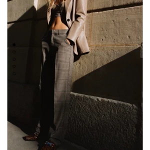 Zara kostymbyxor - Jättefina kostymbyxor från Zara. Helt oanvända och säljer pga dom var för stora på mig. Slutsålda på hemsidan🤩