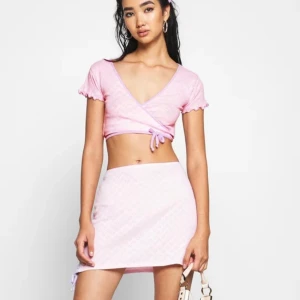 Jaded London topp - Säljer min jätte fina crop top från Jaded London, slutsåld på zalando. Skick 10/10, älskar verkligen denna topp men behöver pengarna. Jag har vanligtvis storlek 36/S och storlek 40 sitter exakt som på bilderna på mig. Köpt för 280 kr; säljer för 140 exlusive frakt!