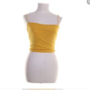 Linne - Säljer detta gula linnet från Gina, super fint och ”enkelt” linne😋  i storlek L,  passar på både mig som ha stolen S men även min kompis som brukar ha i storlek L. Så man kan la kalla det “onesise” 🥰 priset går såklart att diskuteras 🤩