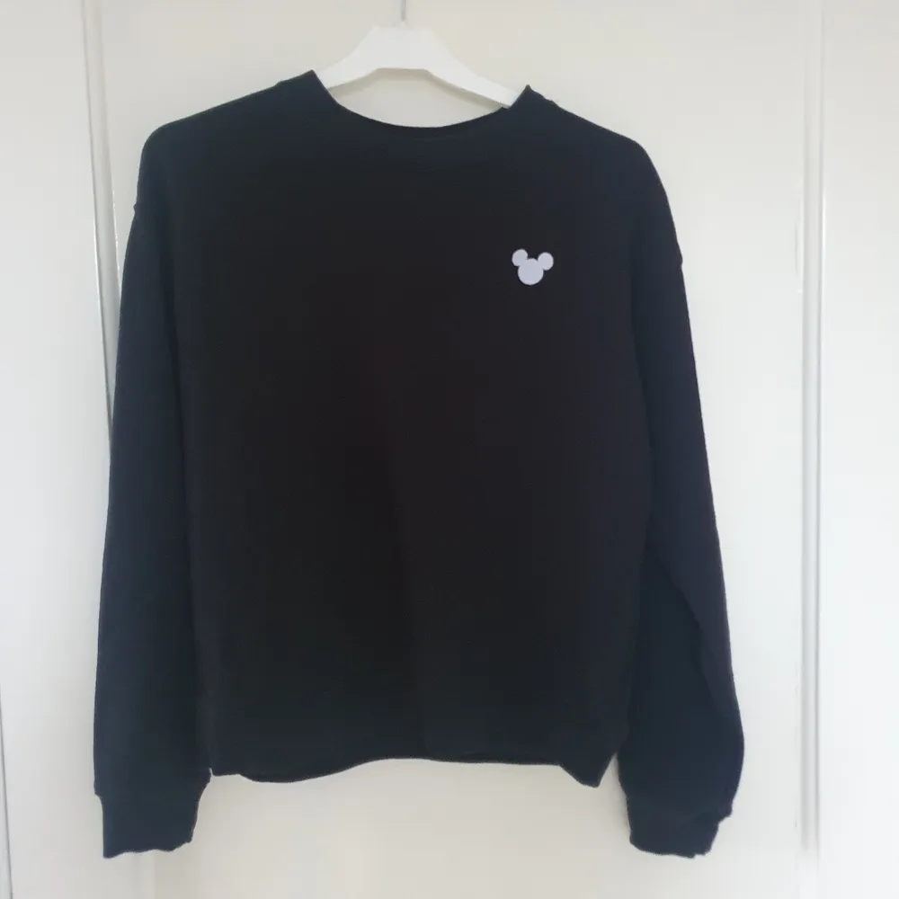En svart tröja med mussepigg på från h&m💓 Använd en del men fortfarande i bra skick!. Tröjor & Koftor.