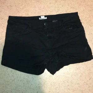 H&M shorts - Shorts från h&m, 42 men passar mer som 38.  Kan skickas mot fraktkostnad. Kan även mötas upp på backaplan/nordstan i Göteborg 