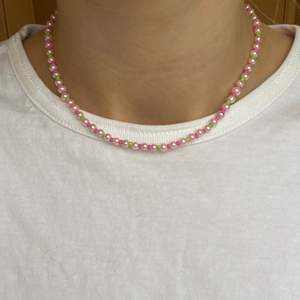 Jättefint hemmagjort halsband av pärlor i en rosa ton och små färgglada pärlor ⭐️(frakt ingår i priset)⭐️