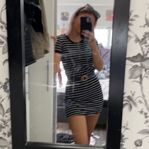 Klänning - Säljer en fin randig klänning, använd få tal gånger. 1-2 år gammal 