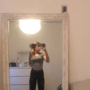 Svarta trendiga wide leg byxsor - Här är ett par rååå snygga svarta wide leg jeans från monki. Väldigt trendiga och populär byxsor💙  Buda från 150kr uppåt💙 högst bud 250kr budgivning slutar 27 januari 