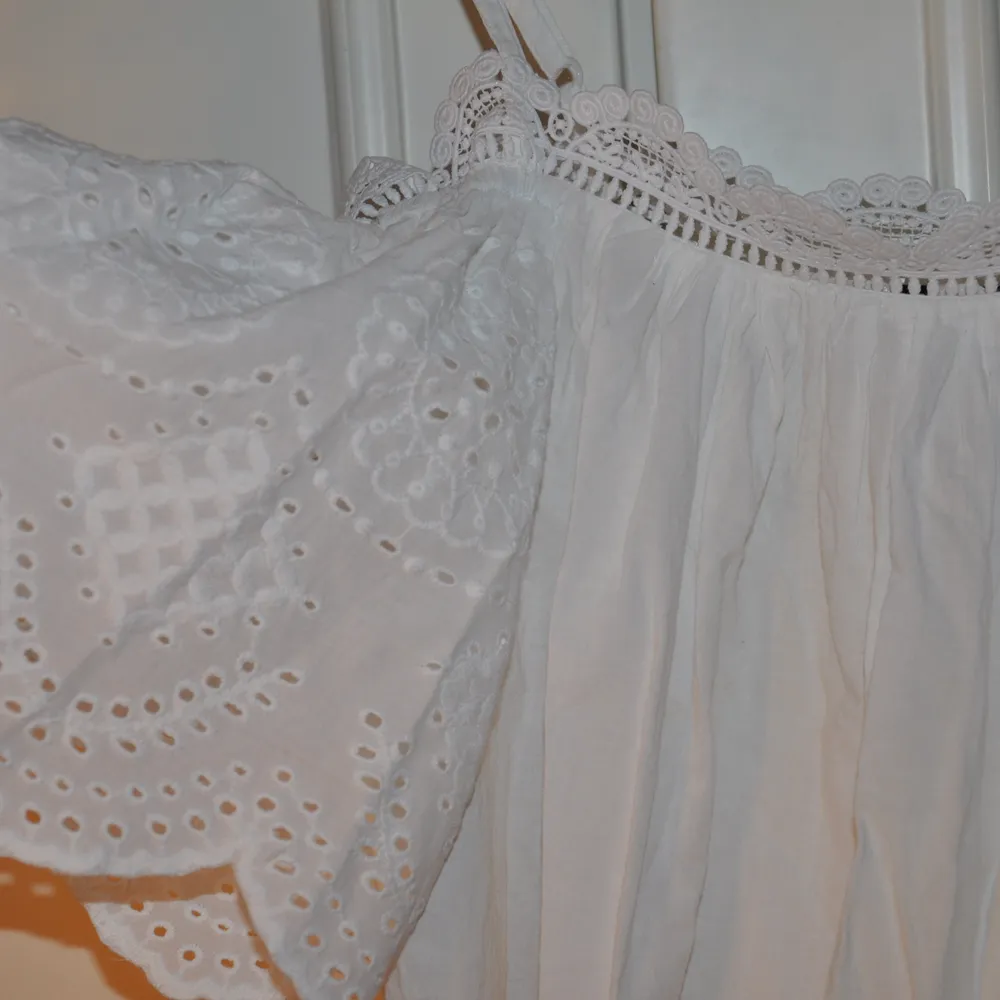 En fin vit sommartop/blouse från ginatricot! Den är aldirg använd, prislappen är kvar.  Köparen står för frakten :). Blusar.