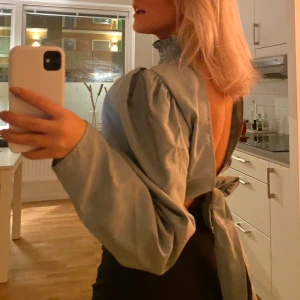 Turkos topp - Så fin turkos topp med öppen rygg ifrån Gina Tricot, använd en gång endast. Passar 34 samt 38 också, då den är justerbar. Fraktas eller möts i örebro