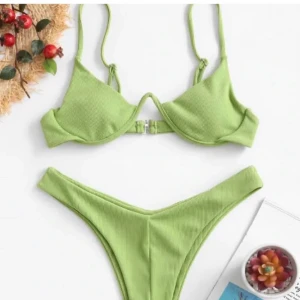 Bikini - Jag köpte den för inte alls länge sedan här på Plick men den var tyvärr i fel storlek. Inte använd. Säljer två stycken och du kan få ett bättre bris om du köper båda:)