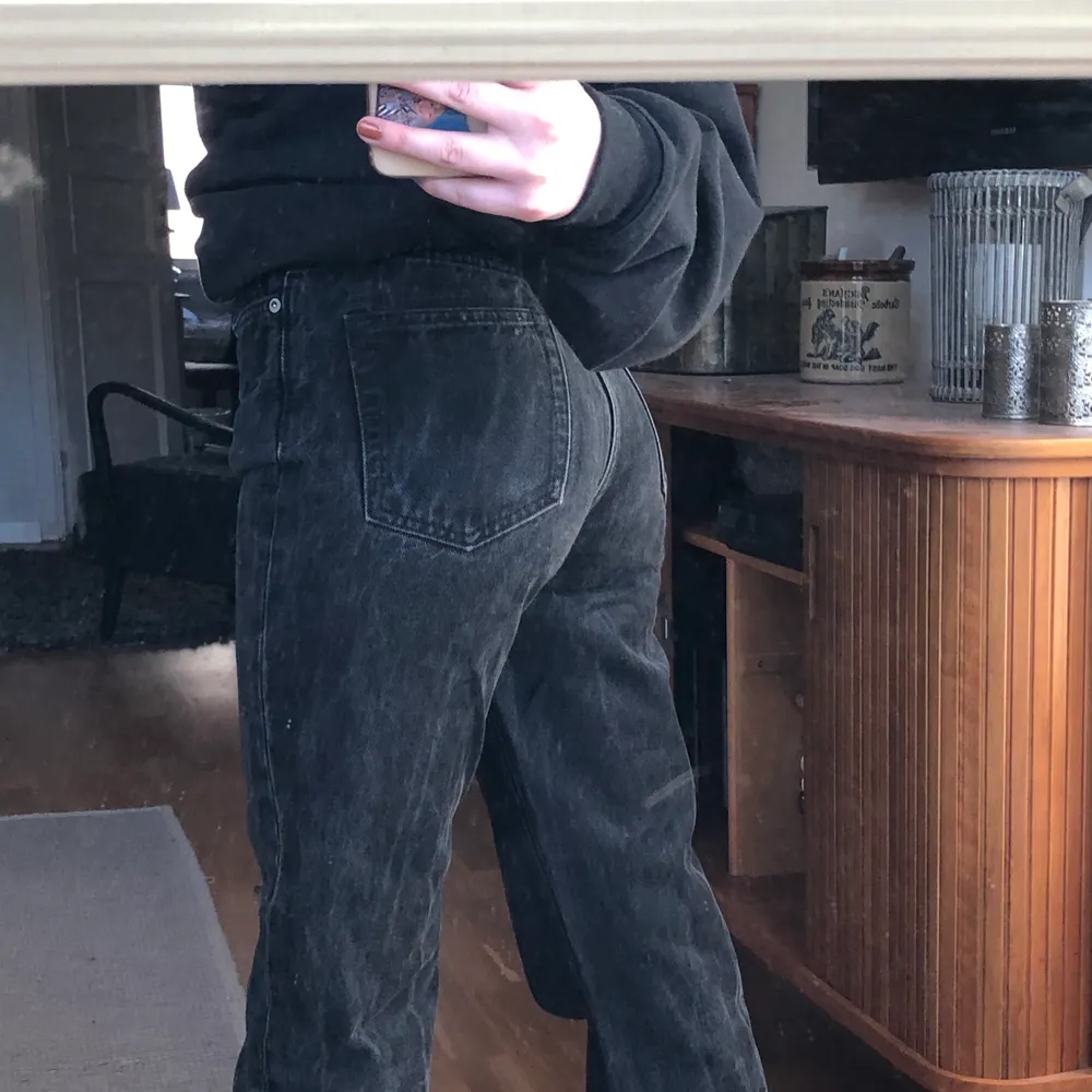 Svarta raka jeans från weekday i modellen voyage. Frakt tillkommer💕. Jeans & Byxor.