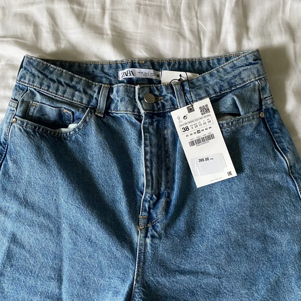 Helt nya jeans från zara, aldrig använda! Säljer då jag har ett liknade par💗 Färgen är lite mörkare än vad hemsidan vissar! Storleken är 38 och passade mig perfekt som är 165 och 58 kg💗 köparen står för frakt!. Jeans & Byxor.