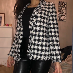Svart vit tweedkavaj från zara - En helt ny tweedkavaj från zara, i svart och vit. Helt oanvänd. Jätte fin på. 