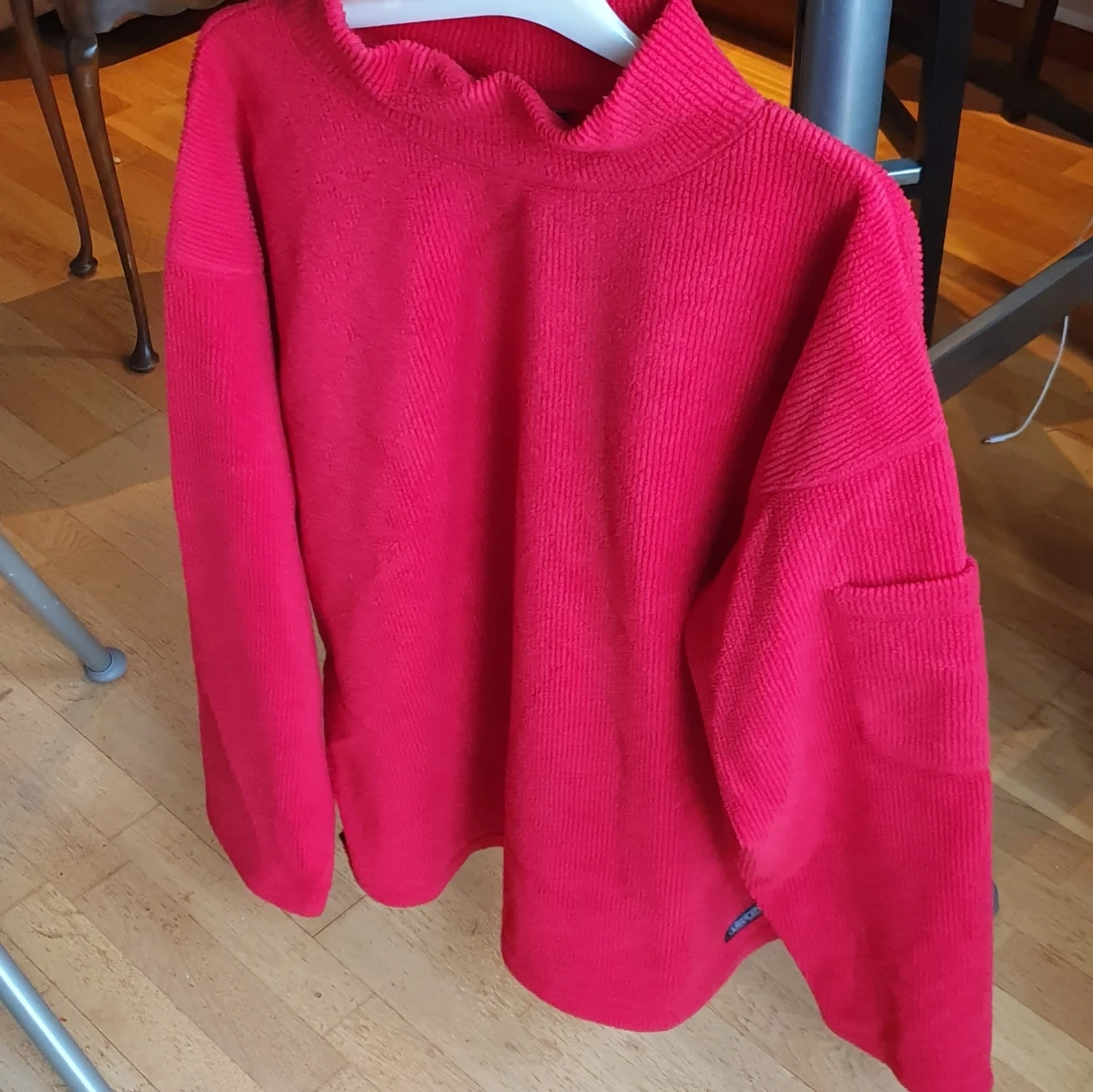 En söt, sexig och trending tröja som kan passar vem som heist och har flicker på båda händer. Användade 3 dager och sittar som buggy. Den är I mycket bra skick och ser ut fint  - 90