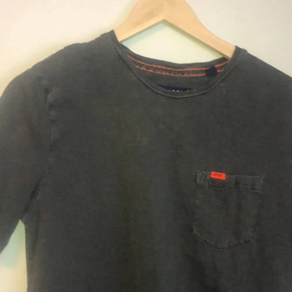 En gammal Superdry tröja som är sällan använd i storlek M. Den tvättas självklart innan den skickas, kan mötas upp i stockholm. . T-shirts.