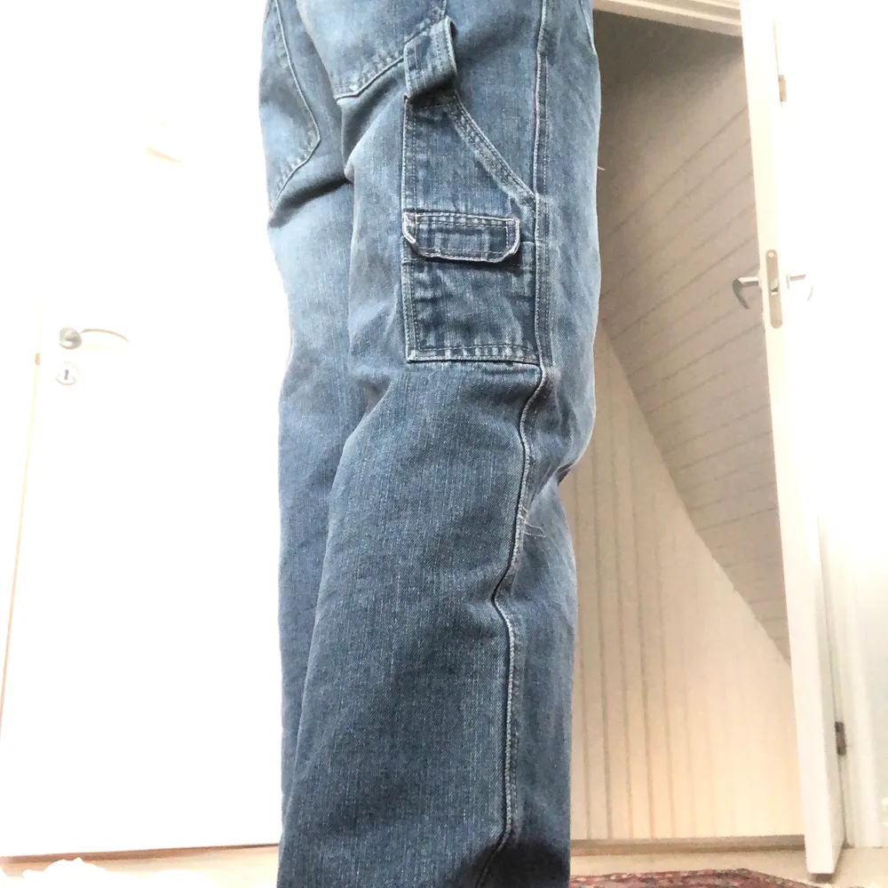 ⚡️LÄGGER UT PÅ NYTT PGA MÅNGA OSERIÖSA KÖPARE⚡️.                                                                Coola fubu 90-tals jeans 🔮 ärvda och älskar dom men inte riktigt min stil längre 🍀💕 tveka inte att skriva för bilder eller frågor!!😘😘😘 storlek 32 - passar s/m! Använder alltid skärp tycker det är snyggt att de är stora. Jeans & Byxor.