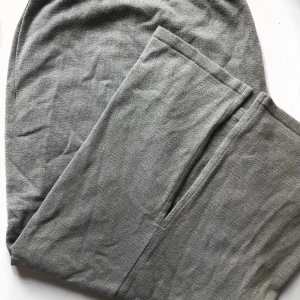 Långkjol stickad - Stickad långkjol i en gröngrå färg. Kjolen har innefoder och kan användas på både sommar, vår och höst. 