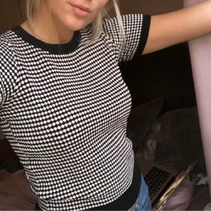 Zara stickad t-shirt - Säljer denna stickade t-shirt från zara som jag har köpt på plick. Första bilden är från förra säljaren. Tröjan har gått upp lite på framsidan, se sista bilden. Spårbar frakt tillkommer på 51 kr