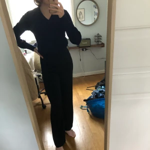 Marinblå tröja - Snygg marinblå tröja, insydd vid midjan så att den sitter snyggt✨ Tjockt och varmt material