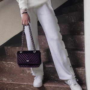 Sammets väska  - Lilatonig sammets väska ifrån Don Donna. Använd ca 2 gånger så nyskick. Finns inte att köpa längre, nypris runt 400kr. Samfraktar gärna!🤎