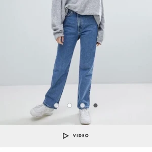 Weekday row  - Mina favvojeans har blivit för stora🥺Weekdays Row i storlek W30 L32, jättebra längd för mig som är 174! Välanvända men ändå i bra skick🤎  Är dålig på dehär med frakt så kom gärna med förslag!  Skickar såklart fler bilder om så önskas