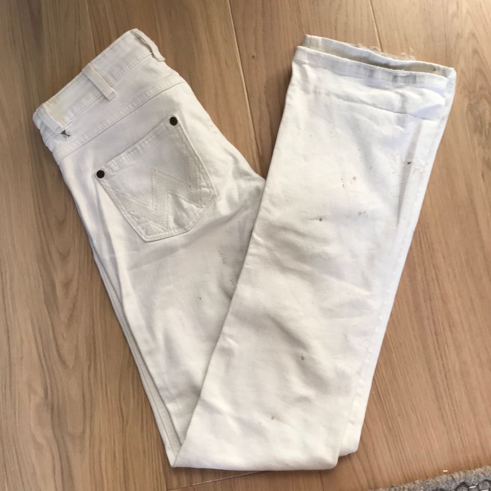 Supersnygga wrangler bootcut jeans, jag som är 163 har vikt upp dem några cm vilket funkar jättebra men då också passar längre ❤️ Lite smutsiga längst ned men det går med säkerhet bort i tvätten! Två av ”Skärphållarna” är lite trasiga då det är små små hål under dem, inget jag har tänkt på ❤️. Jeans & Byxor.