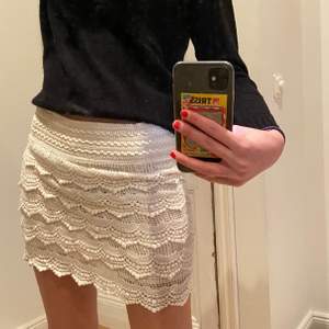 Snygg vit kjol med volang!! Köpte i New York för några år sedan och har aldrig kommit till användning 💖✨ Står heller inget märke i tyvärr! Snygg till sommaren, köparen står för frakt!! 😘