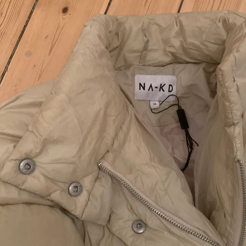 Säljer min puffer jacket från na-kd. Säljer pga brost på använding . Jackor.