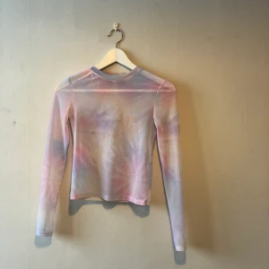meshtröja från bershka - Säljer en tröja i mesh från bershka i ljusa pastellfärger, (rosa, blå och vitt). Använd en gång! Storlek: X-small 