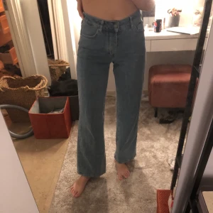 Karve jeans  - Blåa jeans från karve. Storlek S. Raka/något utsvängda i modellen. Sparsamt använda. 