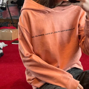 Oversized hoodie med stor luva - Jag säljer nu denna snygga hoodie köpt på nakd! Storlek L. Nyskick. Pris 80kr